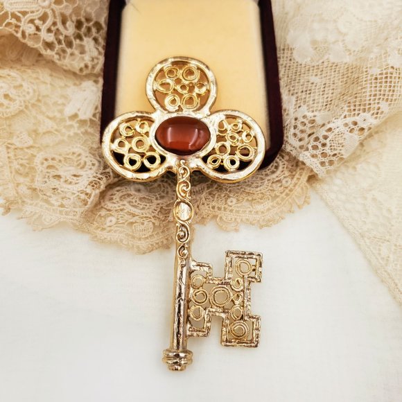 Oversized Golden Gripoix Key Brooch, Vintage Large Filigree Pin - Picture 3 of 8